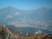 17 vista su Lecco,  la Grignetta e il Due Mani...